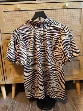 entro Zebra-Print Puff Sleeve Blouse in Black and Cream
